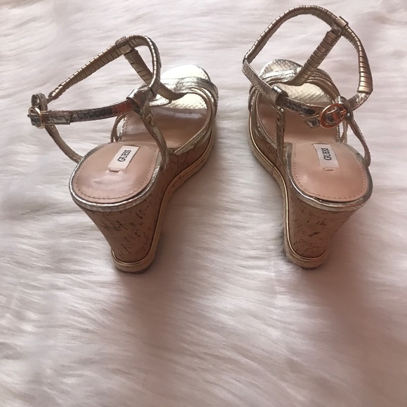 ｇｕｅｓｓ  ｇｏｌｄ  &  ｃｏｒｋ  ｓｔｒａｐｐｙ  ｗｅｄｇｅｓ - Picture 3 of 5